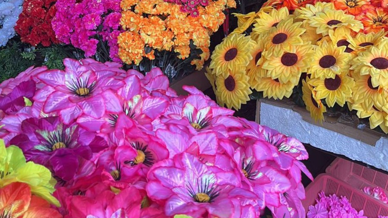 Flores artificiales utilizadas para Día de Muertos. Foto: Jesús Carrillo.