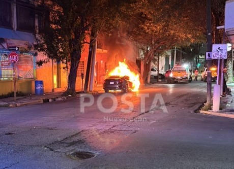 Auto en llamas moviliza a bomberos al centro de Monterrey (VIDEO)