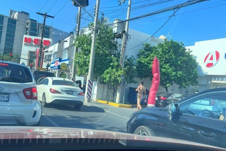 Captan a hombre caminando desnudo en San Pedro