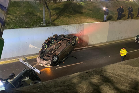 Viaducto Río Piedad: Conductor vuelca por manejar a exceso de velocidad (FOTOS)