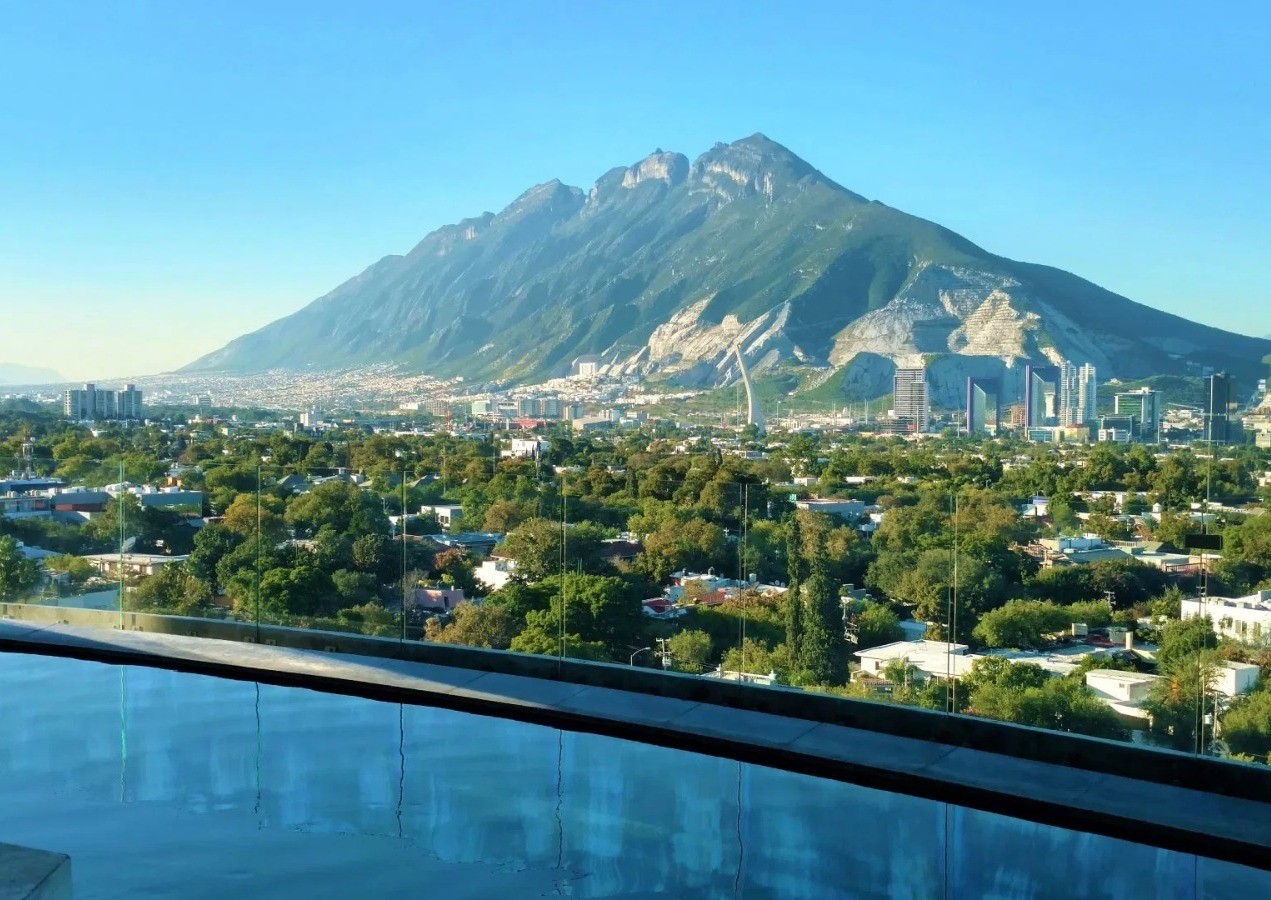 Vista general de Nuevo León y su cerro más conocido. Foto: Turismo y Magia de Nuevo León.