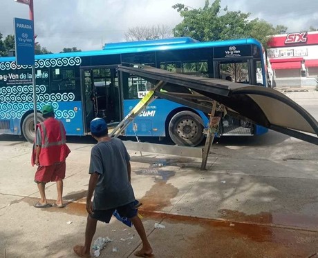 Nuevo accidente del Va y Ven: derriba un paradero en Piedra de Agua