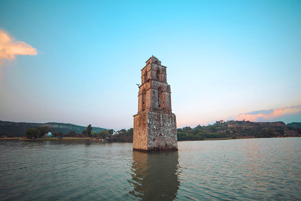 La torre de la Parroquia de San Luis rey de Francia, guardia de la Presa de Taxhimay, Villa del carbón, Estado de México. Imagen: GEM