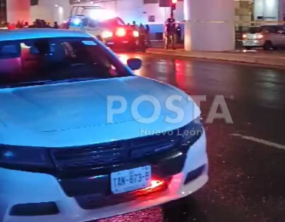 Patrulla de la Policía de Monterrey en el arresto del hombre. Foto: POSTA MX.