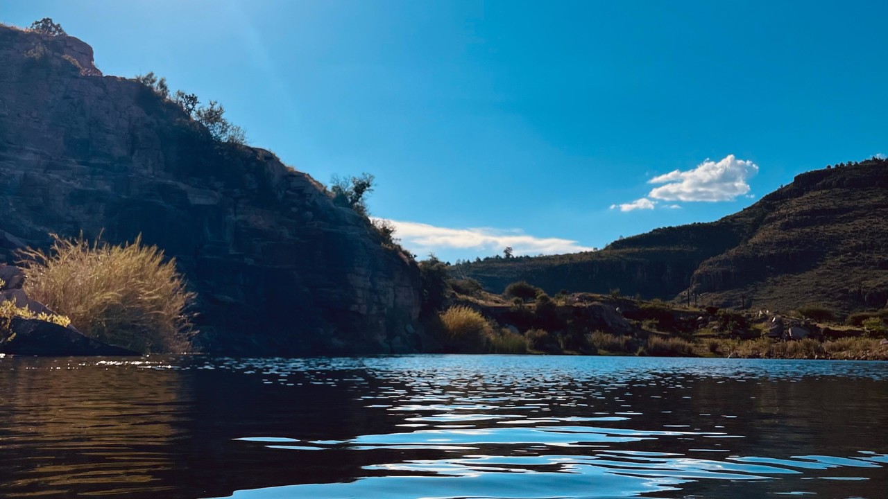 Parte trasera de la cortina de la Presa Bayacora. Foto: Alejandro Ávila.