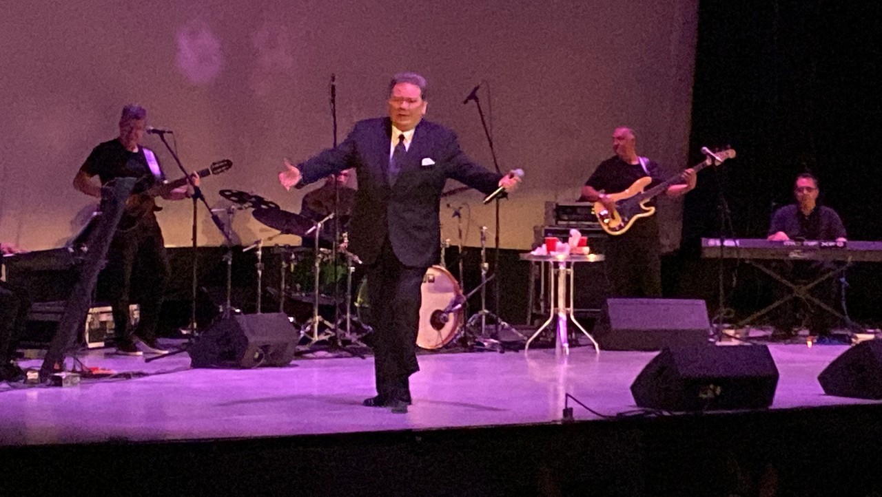 Jorge Muñiz ofreció un concierto de dos horas en el que también interpretó canciones de su señor padre don Marco Antonio Muñiz. Fotos. Arturo González.