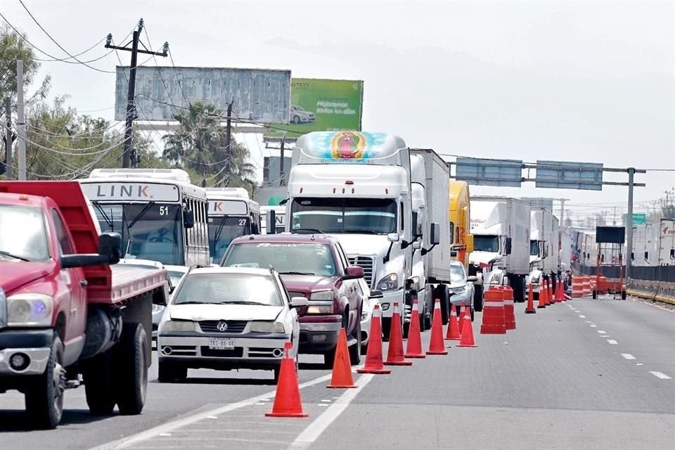 Las filas de vehículos han llegado a superar los 30 kilómetros, generando retrasos de hasta diez horas para acceder al Puente del Comercio Mundial en Nuevo Laredo, una de las principales vías de exportación hacia los Estados Unidos. Foto: Redes sociales