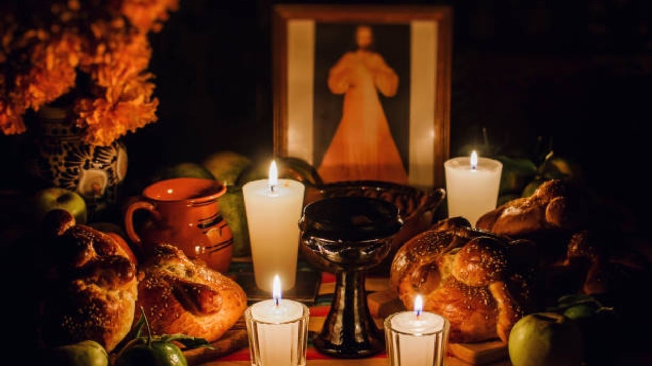 Imagen ilustrativa sobre un altar de muertos. Foto: Pexels.