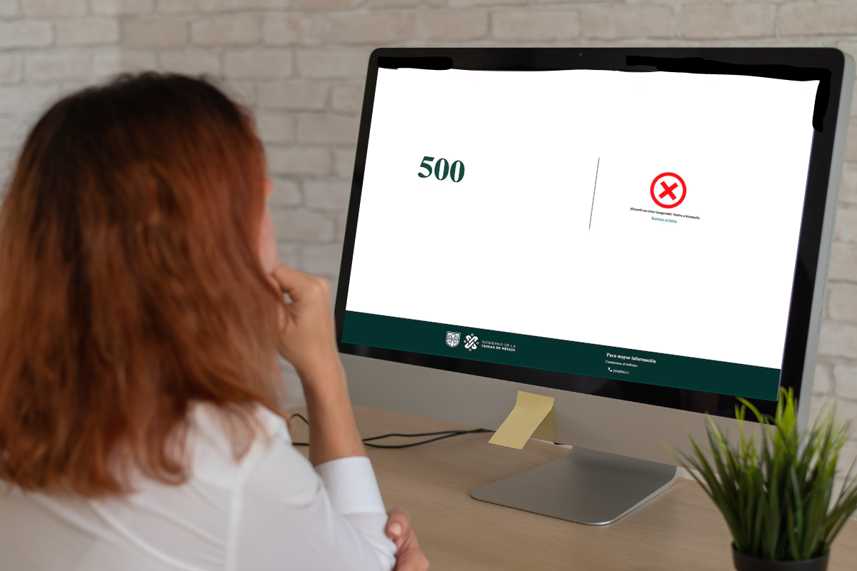 Persona frente a la computadora, error en el Sistema de Infracciones. Foto: Canva/ Captura de pantalla Gobierno CDMX
