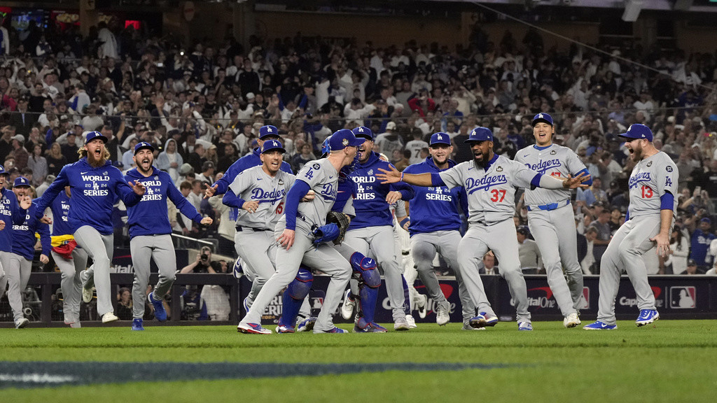 Los Dodgers de Los Ángeles festejan la coronación ante los Yankees de Nueva York en el quinto juego de la Serie Mundial, el miércoles 30 de octubre de 2024 (AP Foto/Godofredo A. Vásquez)