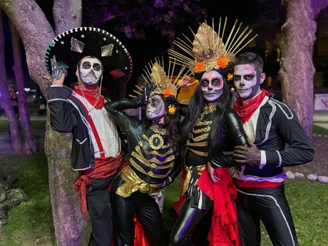 Día de Muertos: Desfilan catrinas en el centro de Monterrey