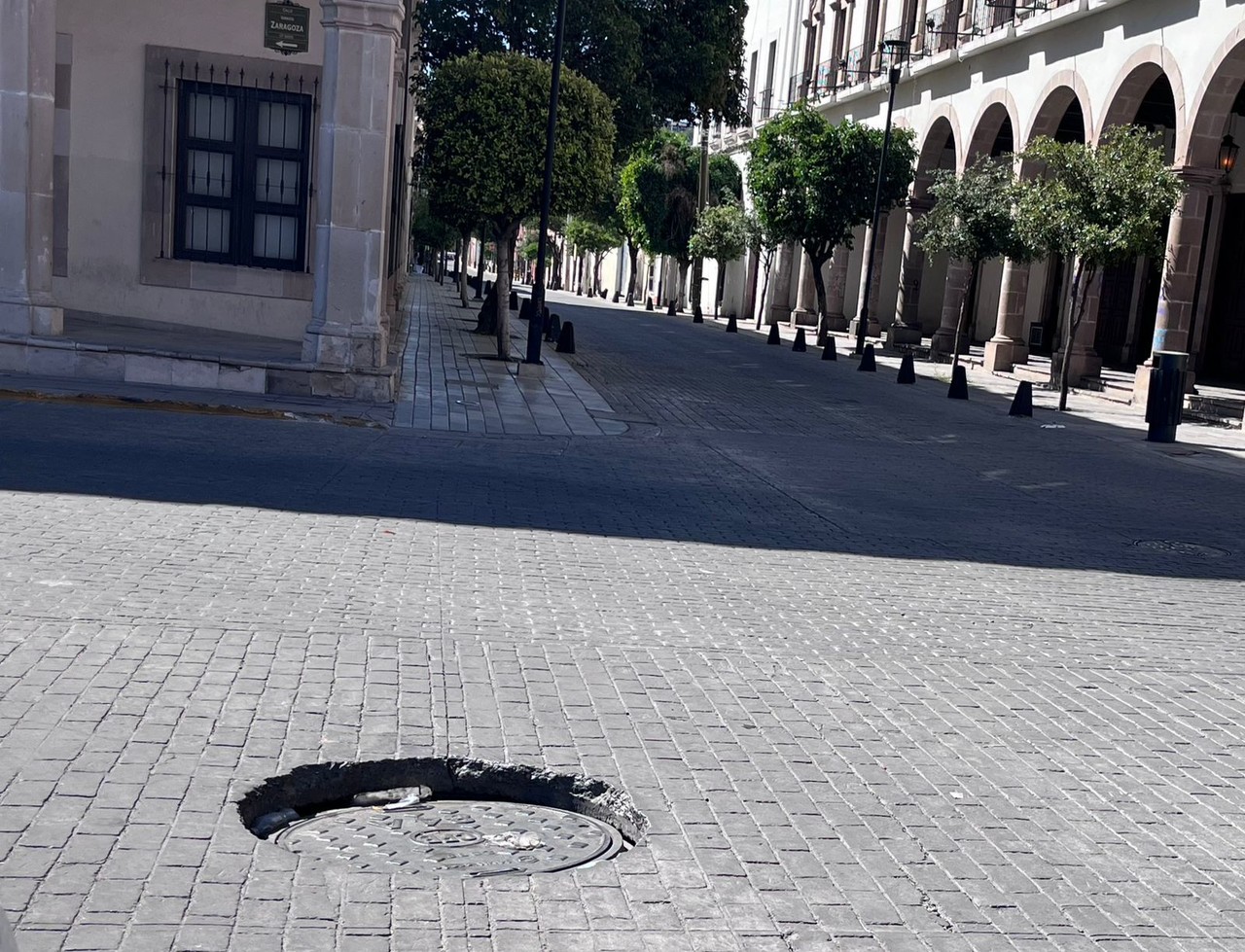 Tapa de CFE causa bache en pleno Centro Histórico. Foto: Alejandro Ávila.