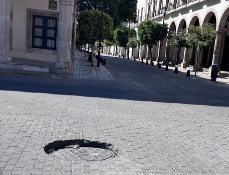 Tapa de CFE en mal estado ocasiona 'mega bache' en crucero de Centro Histórico