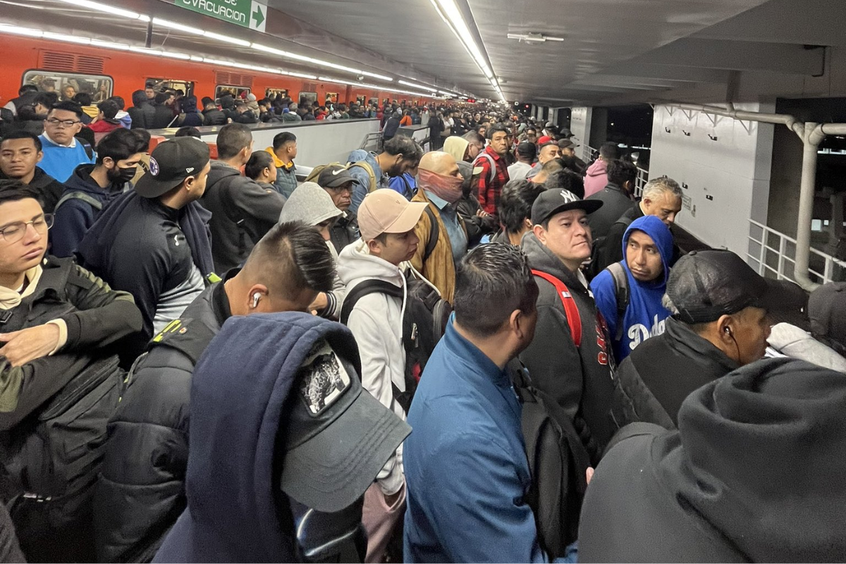 Estación Pantitlán de la Línea 9 a reventar. Foto: @sedgarsandoval