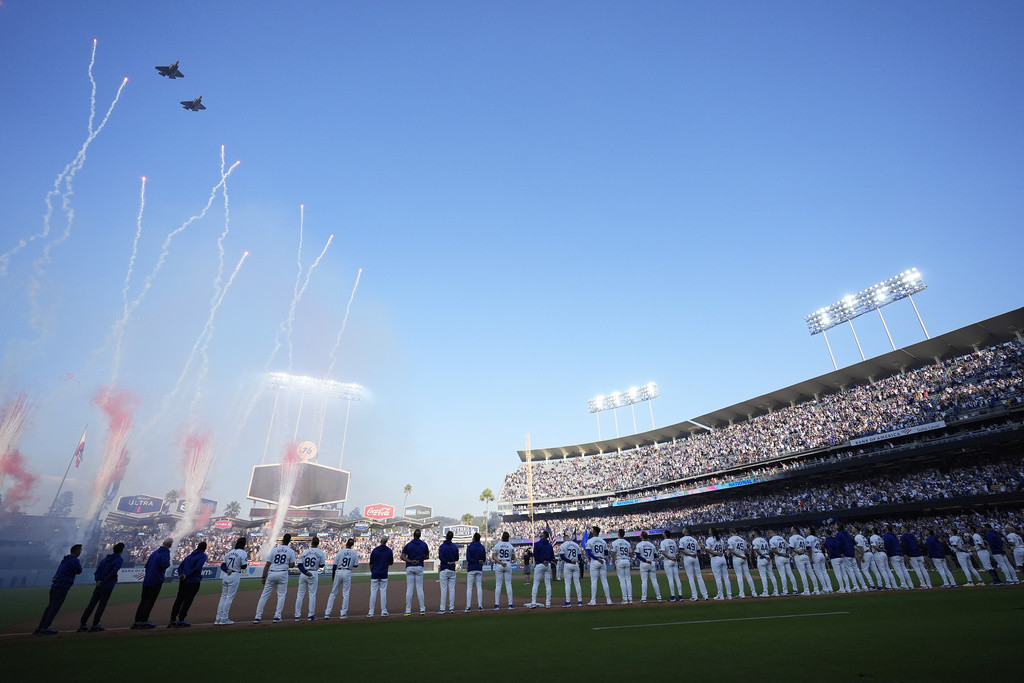 Aviones sobrevuelan el Dodger Stadium antes del Juego 1 de la Serie Divisional de la Liga Nacional entre los Dodgers de Los Ángeles y los Padres de San Diego, el sábado 5 de octubre de 2024, en Los Ángeles. (AP Foto/Ashley Landis)