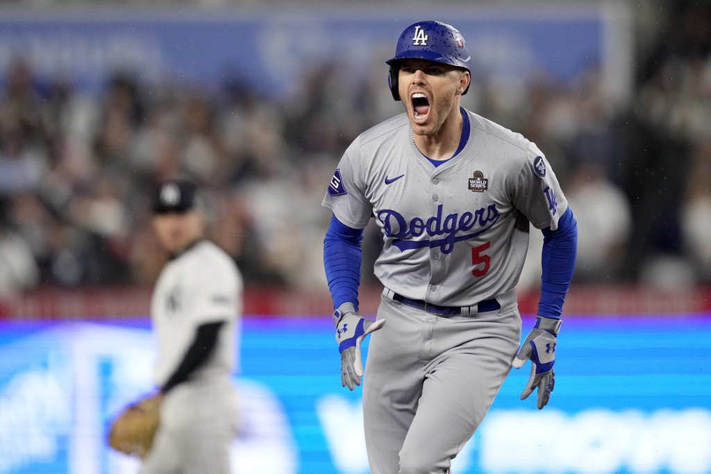 Freddie Freeman de los Dodgers de Los Ángeles celebra tras conectar un jonrón de dos carreras ante los Yankees de Nueva York durante el primer inning del cuarto juego de la Serie Mundial, el martes 29 de octubre de 2024, en Nueva York.