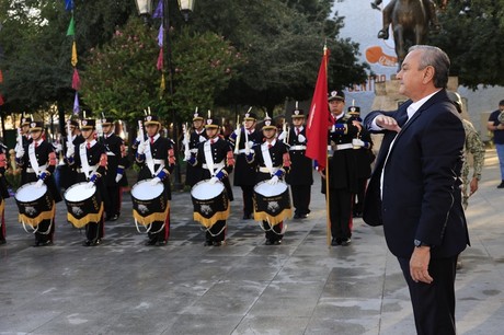 Héctor García encabeza ceremonia cívica en Guadalupe