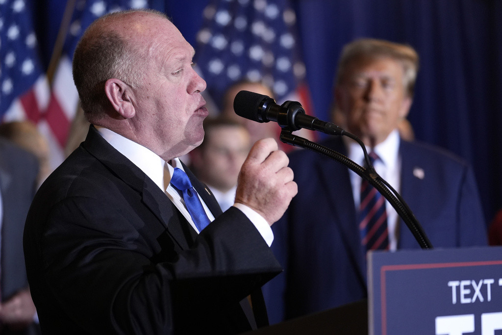 Tom Homan habla mientras el candidato presidencial republicano, el expresidente Donald Trump, escucha en una fiesta de la noche de las elecciones primarias en Nashua, Nueva Hampshire, el 23 de enero de 2024. (AP Foto/Matt Rourke, Archivo)