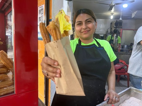 ¿ Se te antojan unos churros ? Hay de azúcar o chocolate