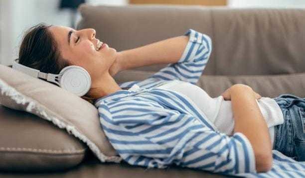 ¿Sabías que escuchar música puede transformar tu estado de ánimo? Descubre cómo. Foto: iStock