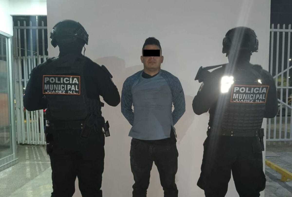 Hombre detenido junto a policías. Foto: Raymundo Elizalde