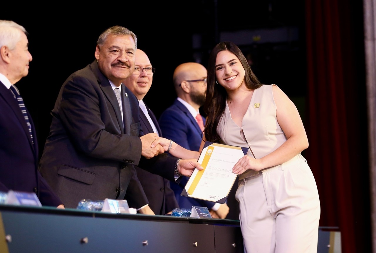 En representación de la generación galardonada, Johanna García Montemayor, egresada de la Facultad de Ciencias Químicas, tomó la palabra para agradecer el apoyo de los docentes. Foto: UANL.