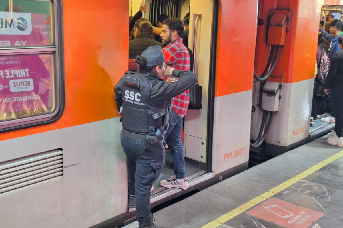 Policía en la entrada del Metro de CDMX.    Foto: @MetroCDMX