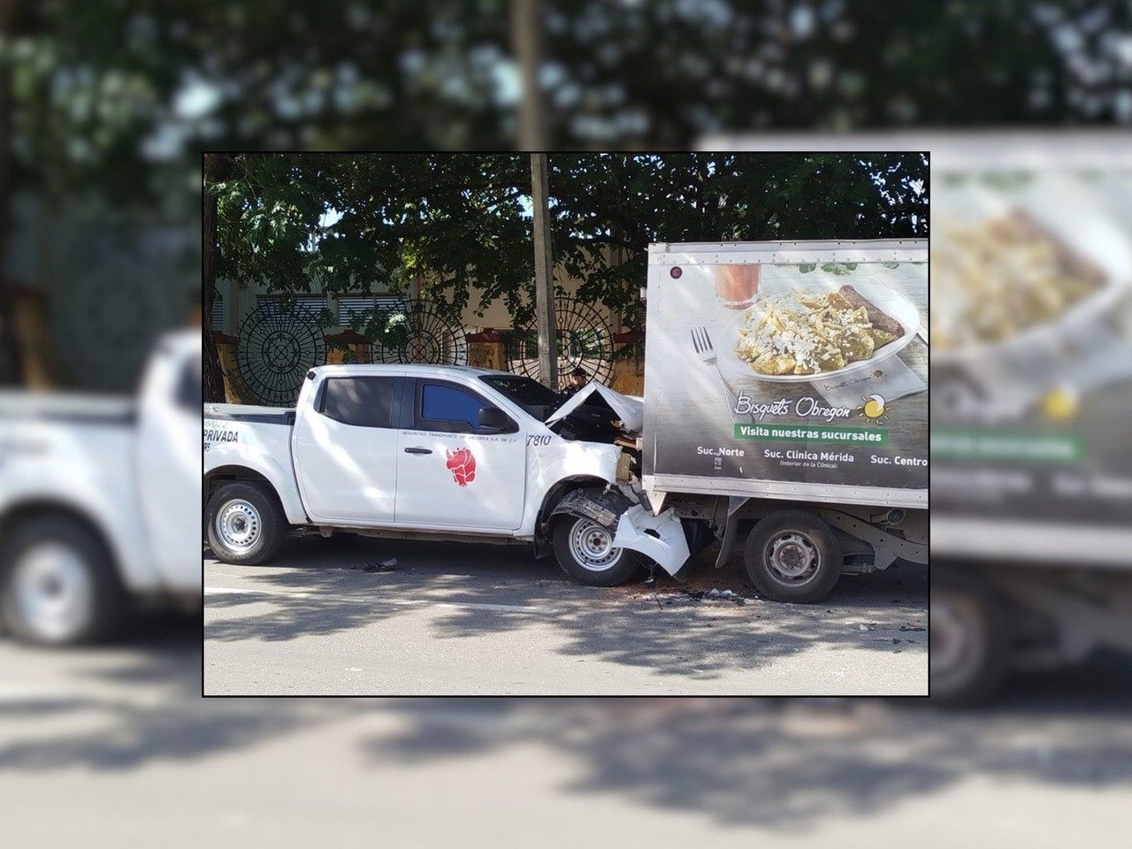 Un accidente múltiple se registró la mañana de este viernes frente a las oficinas del IDEY y dejó como saldo solo daños materiales:-Fuente Yucatán Hoy