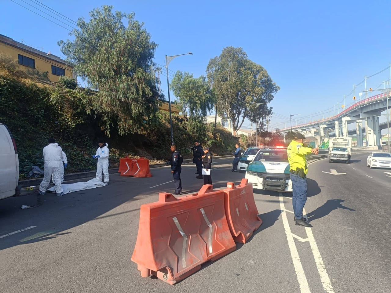 Persona atropellada en Iztapalapa con elementos de la policía.    Foto: Ramón Ramírez