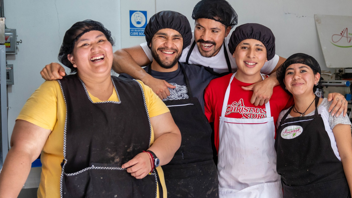 Jóvenes aprendices de panadería Foto: Facebook JCF