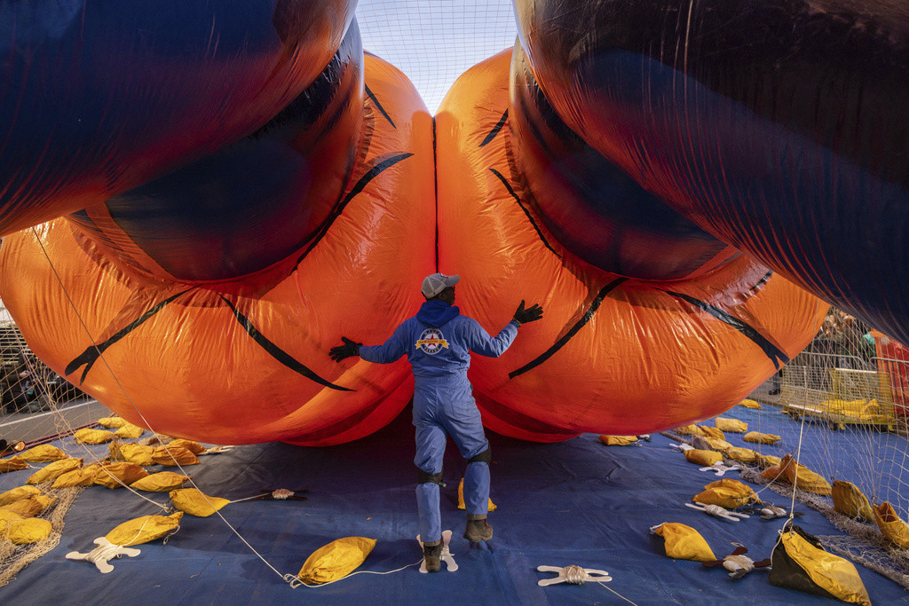 Una persona infla un globo con la forma de Goku en preparación para el desfile de Acción de Gracias de Macy's, el miércoles 27 de noviembre de 2024, en Nueva York. (Foto AP/Yuki Iwamura)