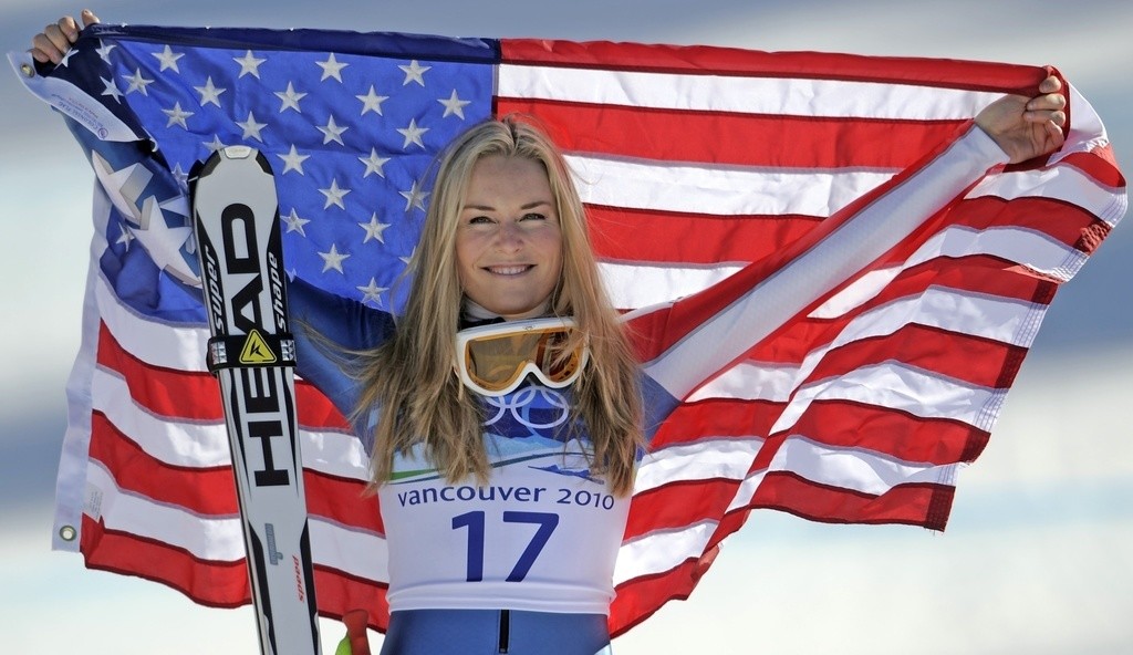 Lindsey Vonn en el podio tras ganar la medalla olímpica de bronce en el Super G femenino de los Juegos de Invierno de Vancouver, el 20 de febrero de 2010. (AP Foto/Gero Breloer)