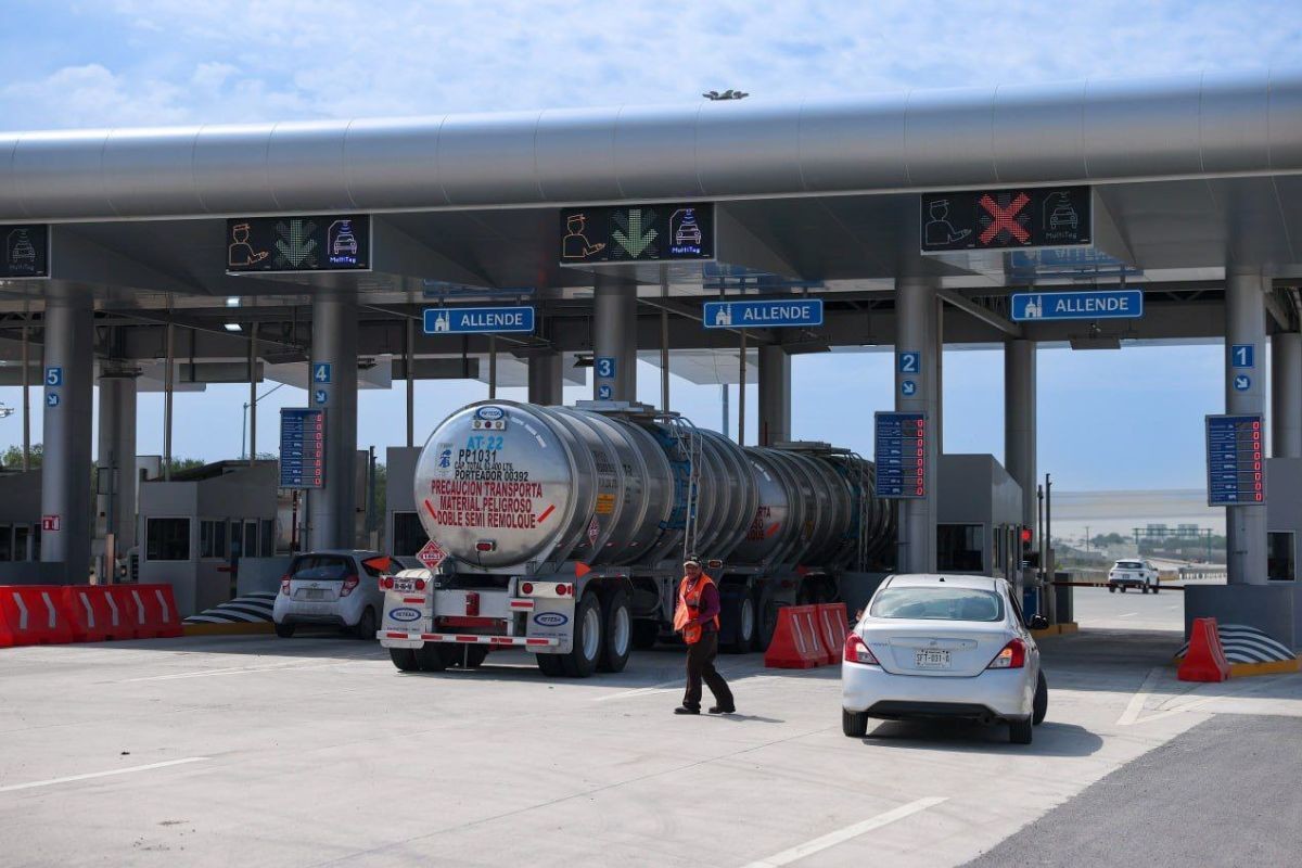 Caseta de Nuevo León y un tráiler. Foto: Red Estatal de Autopistas de Nuevo León