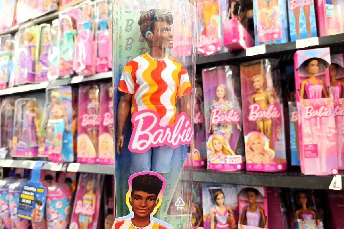 Ken con discapacidad auditiva es otro de los modelos inclusivos de la marca Barbie de Mattel. Foto: Victoria Jiménez