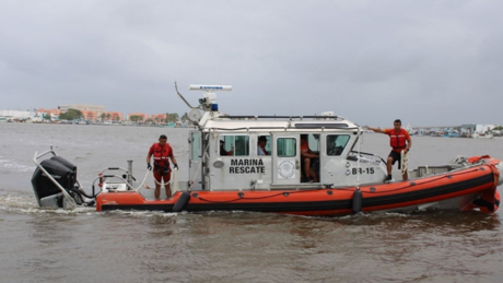 Marina rescata a 2 tripulantes de una lancha varada al norte de Progreso