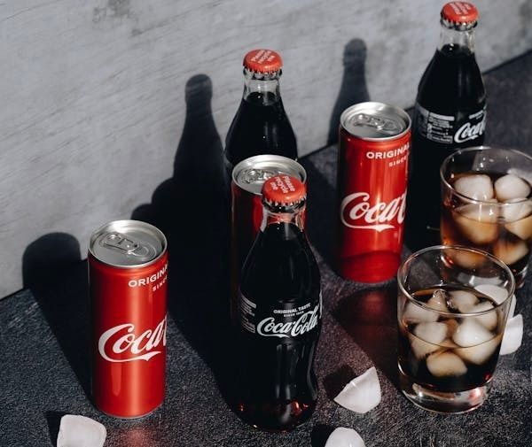 Puedes solicitar tu Coca -Cola a domicilio. Foto: Pexels.