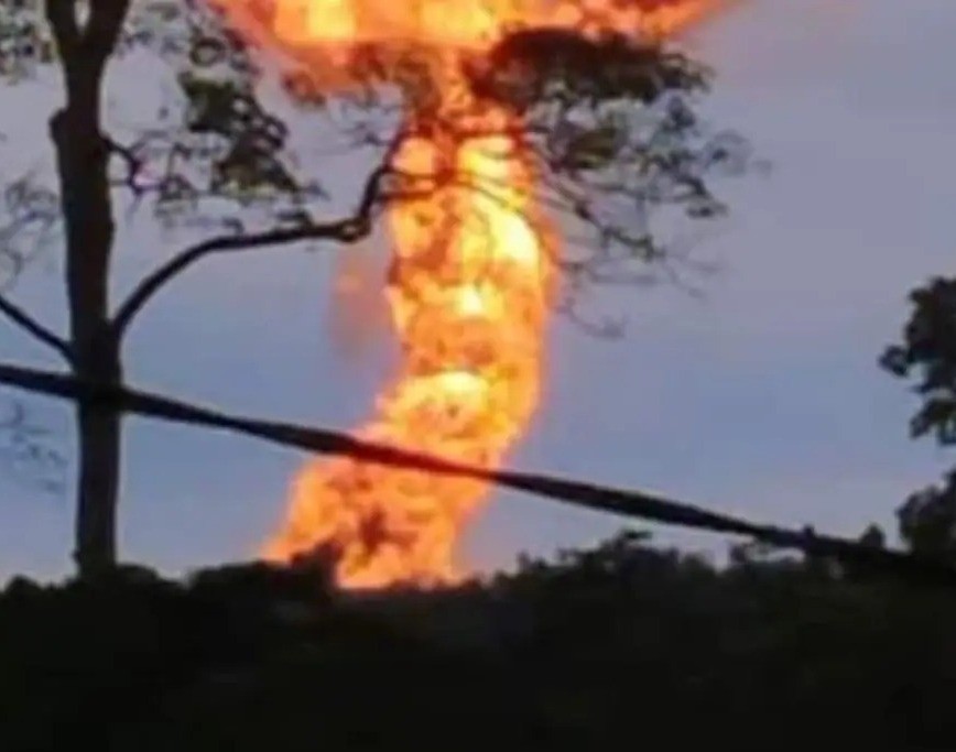 Momento en que el volcán de Lodo en Colombia. Foto: TeleSur.