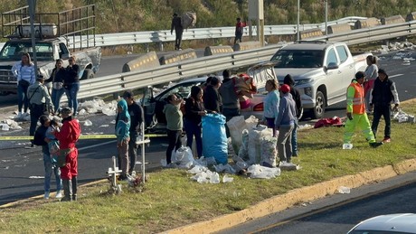 ¡Beviernes! Rapiñan tráiler volcado con bebidas alcohólicas en Tepetlaoxtoc