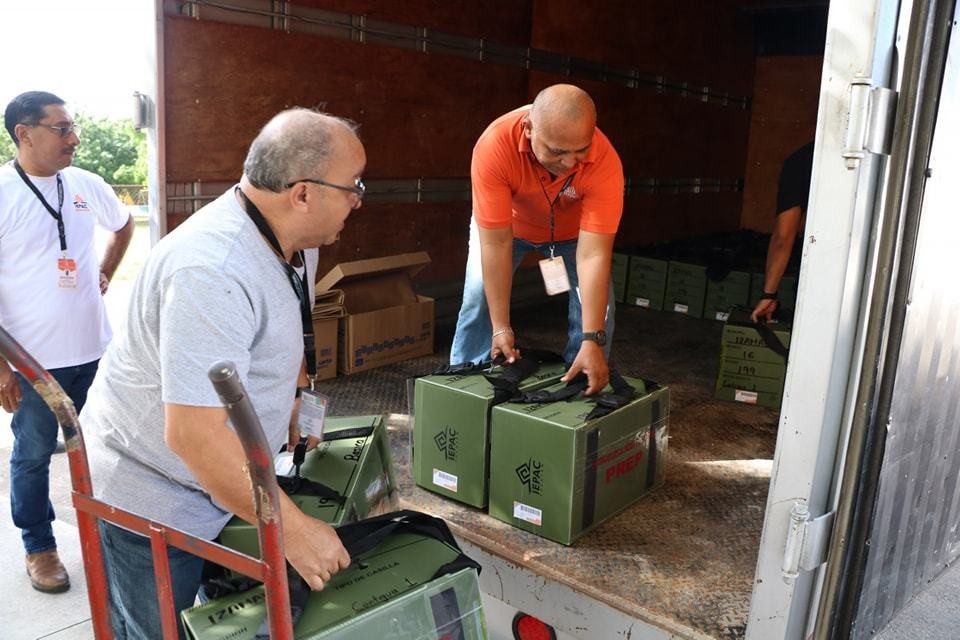 La jornada del domingo autoridades electorales de Yucatán entregaron los paquetes que contienen las boletas que se utilizarán para las elecciones extraordinarias en Izamal y Chichimilá.- Foto del IEPAC