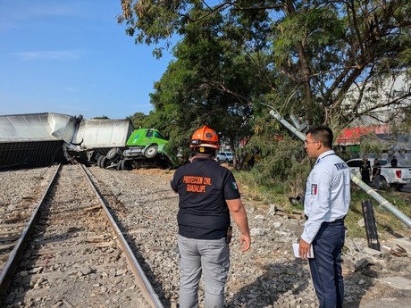 Accidente Vial: tráiler intenta ganarle el paso al tren en Guadalupe