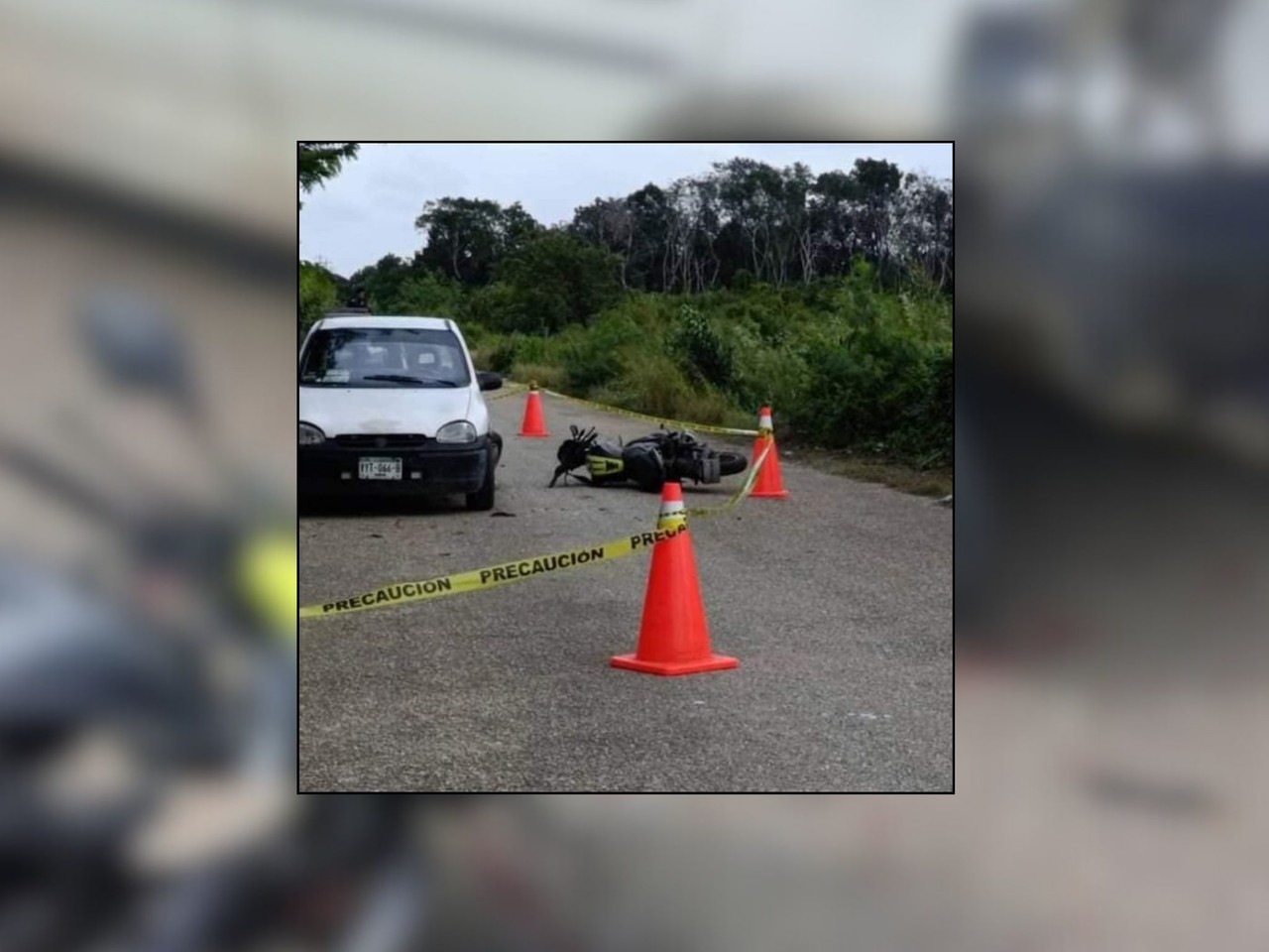 Un trágico accidente se registró la noche del sábado entre una moto y un auto que dejó como saldo un fallecido.- Foto de Telesur Yucatán