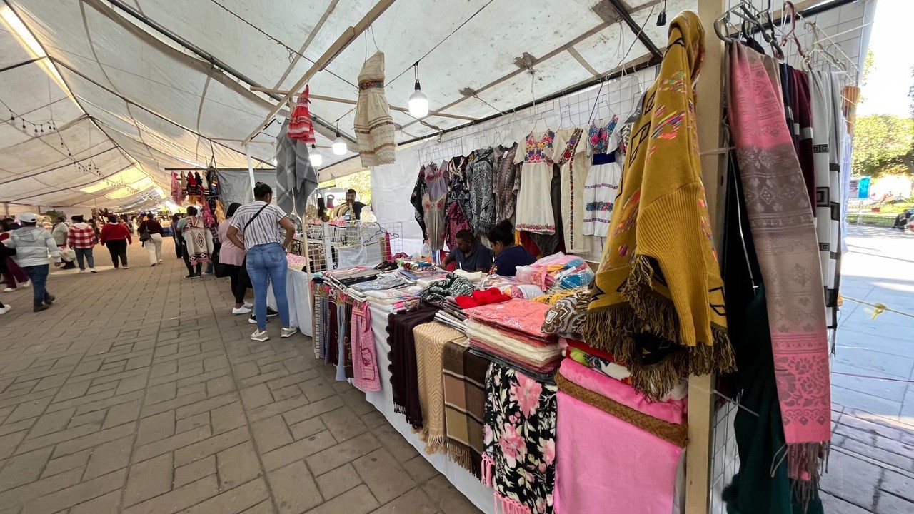 Tianguis artesanal instalado en Corredor Constitución. Foto: Isaura Retana.