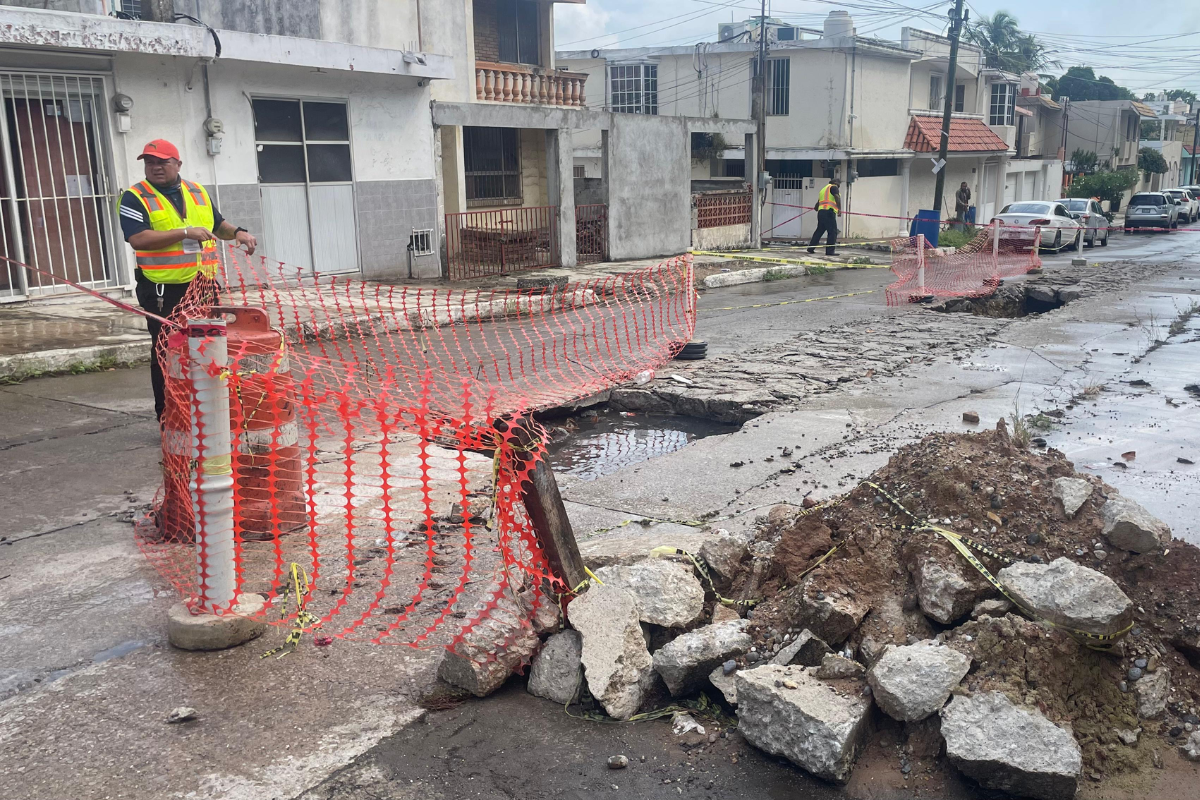 Elementos de Protección Civil acudieron a la zona a acordonar la zona en la que se encuentran los socavones. Foto: Axel Hassel