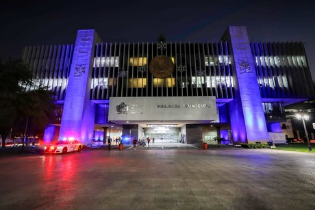 Palacio de Monterrey se ilumina de azul para concientizar sobre la diabetes