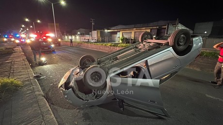 Monterrey: Volcadura deja un herido y cierre vial en Bernardo Reyes