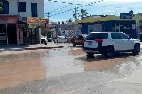 Derrame de agua potable en Colonia Lomas del Sol en Los Cabos, afecta a sus habitantes