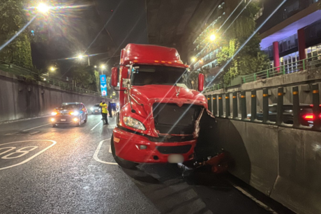 Conductor pierde el control y estrella tractocamión en el Anillo Periférico