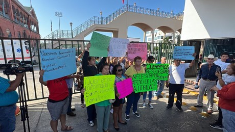 Roque Rojo I: 'El gobierno miente' dicen familiares de los desparecidos en manifestación