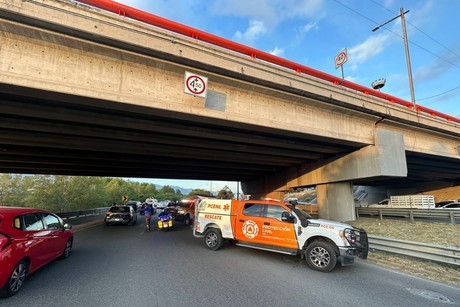 Impactante accidente: vehículo cae de puente sobre 2 automovilistas en Monterrey (FOTOS)