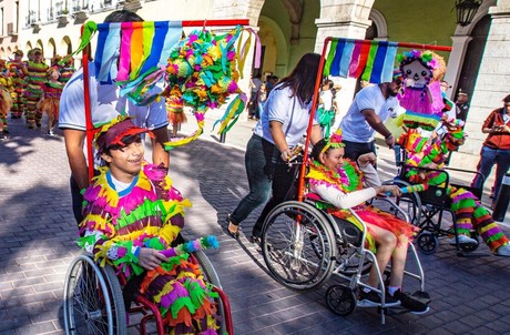 Personas con discapacidad realizan desfile del 20 de noviembre en Mérida